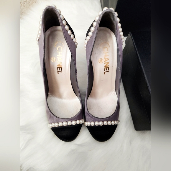 SOLD 🌸🌸 CHANEL Pearl & Satin Pumps - Picture 3 of 14